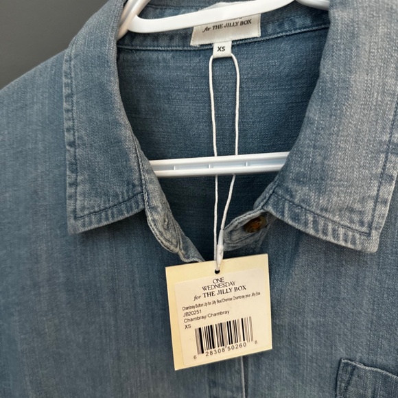 ✨One Wednesday ✨ | The Chambray Button-Up | Summer 2025 Jilly Box 🎁 (SIZE XS) - Picture 2 of 3